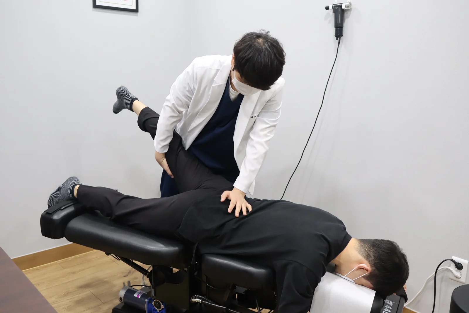 추나 침대에서 허리 부위를 살피는 장면