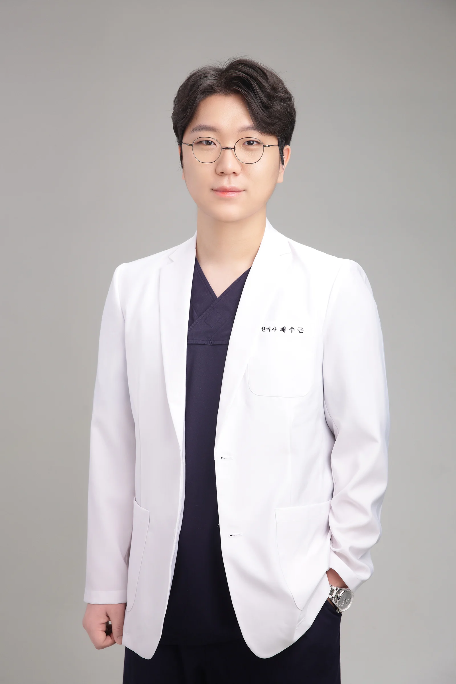 흰 가운을 입고 서 있는 대표원장 배수근